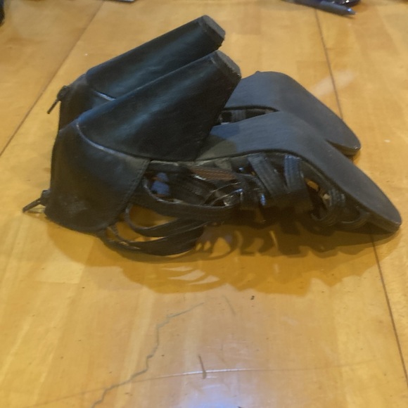 Women’s black shoes. Black with straps and zippers in back. Size 8 W - Picture 3 of 5